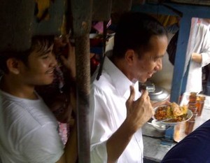 Jokowi Belanja Sepatu & Kemeja di Pasar Kaget Masjid Sunda Kelapa