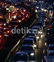 Macet & Kecelakaan Warnai Lalin di Jakarta Jelang Tengah Malam