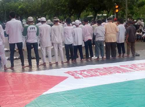 Jl Medan Merdeka Selatan Terblokir Pengunjuk Rasa
