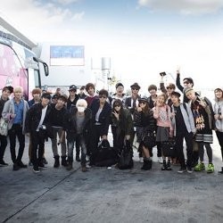 Hujan, Fans Tetap Mengantre Demi SM Town Singapura