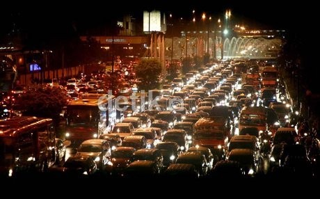 Atasi Macet, Pajak Mobil dan Parkir akan Dinaikkan Jokowi