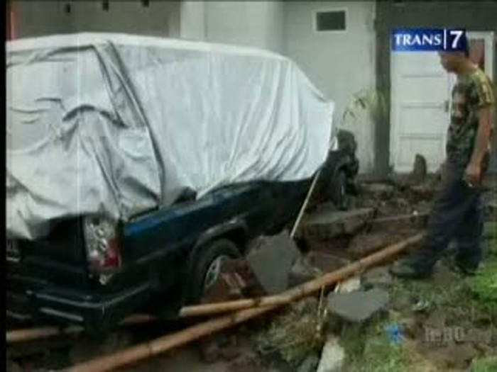 Tembok Roboh, Hancurkan Mobil