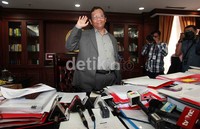 Mahfud menyapa wartawan saat menggelar jumpa pers di Gedung MK, Jl Medan Merdeka Barat, Jakarta.