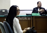 Angelina Sondakh mendengarkan penjelasan Majelis Hakim mengenai penundaan sidangnya. Ramses/detikcom.