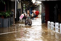 Warga Kedoya menyelamatkan barang-barangnya. Ramses/detikcom.