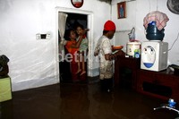 Salah satu rumah warga tergenang air setinggi lutut orang dewasa. Ramses/detikcom.