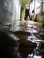 Banjir Kedoya Selatan Capai 2 Meter