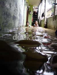 Beberapa anak bermain air yang menggenangi rumahnya. Ramses/detikcom.