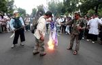 Pendemo Anti Israel Bakar Bendera AS di Jakarta