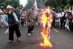Pendemo Anti Israel Bakar Bendera AS di Jakarta