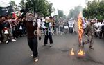 Pendemo Anti Israel Bakar Bendera AS di Jakarta