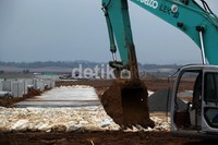 Perluasan jalan ini ditargetkan bisa selesai 2013.