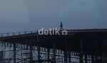 Menantang Ketinggian Demi Keluarga