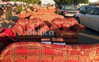 Bila warga Arab sudah bosan dengan sofa miliknya dan ada sofa model baru yang muncul atau ngetren, sofa sudut kondisi masih layak langsung dijual ke pasar loak meski kondisnya masih bagus atau setengah pakai.