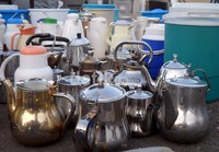 Berbagai macam teko stainles steel hanya dijual dengan harga 5-10 riyal.