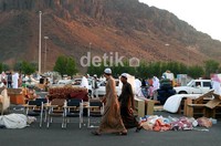 Pasar loak atau haraj Madinah terletak di kawasan Jalan Othman bin Affan. Dari Masjid Nabawi berjarak sekitar 4 km.