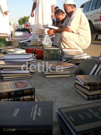 Berbagai macam buku berbahasa Arab dengan kondisi bagus atau masih baru juga dijual dengan harga murah.