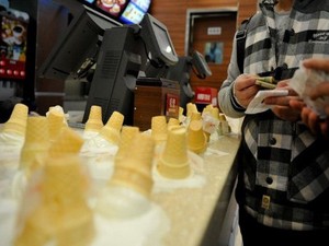 Antri di KFC Terlalu Lama, Pria Ini Taruh 42 Cone Es Krim!