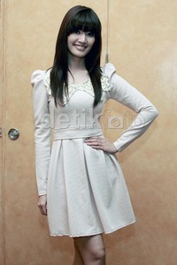 Dalam balutan dress berwarna krem, ia pun terlihat sangat manis.
