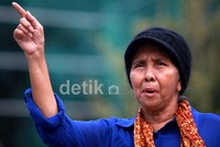 Hingga kini telah 40 tahun ia meniti karier di industri layar lebar maupun layar kaca.