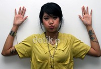 Widi bergaya dengan mengangkat tangannya seperti hendak ditangkap polisi. Gus Mun/detikHOT.