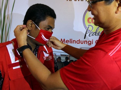 Asyik Petugas TransJ Dapat 5.000 Masker