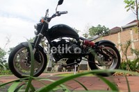 Hell Cat ini merupakan modifikasi motor bergaya Amerika yang menggabungkan mesin Harley Davidson dan bentuk tangki teardrop dengan kombinasi tangki bulat dan tanpa membuka derajat kemudi depan serta menggabungkan cruiser dan sport. Aditya Maulana/detikOto.
