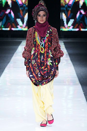 Jeny Tjahyawati Puzzle In Colour. Jakarta Fashion Week 2013 at Plaza Senayan. Jakarta. [Foto: Mohammad Abduh/Wolipop]