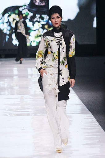 Itang Yunasz. Jakarta Fashion Week 2013 at Plaza Senayan. Jakarta. [Foto: Mohammad Abduh/Wolipop]
