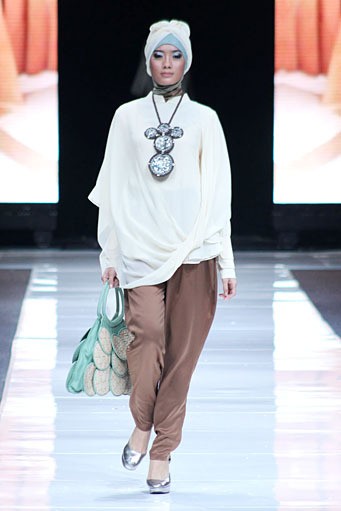 Monica Jufry The Bussy Pretty. Jakarta Fashion Week 2013 at Plaza Senayan. Jakarta. [Foto: Mohammad Abduh/Wolipop]