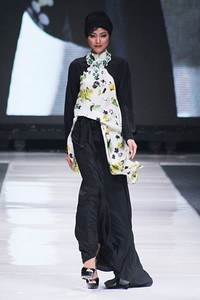 Itang Yunasz. Jakarta Fashion Week 2013 at Plaza Senayan. Jakarta. [Foto: Mohammad Abduh/Wolipop]