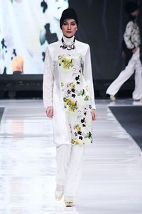 Itang Yunasz. Jakarta Fashion Week 2013 at Plaza Senayan. Jakarta. [Foto: Mohammad Abduh/Wolipop]