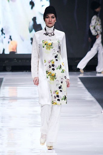 Itang Yunasz. Jakarta Fashion Week 2013 at Plaza Senayan. Jakarta. [Foto: Mohammad Abduh/Wolipop]