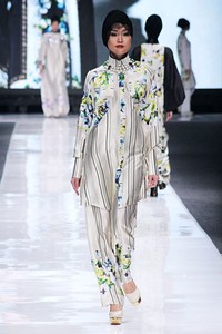 Itang Yunasz. Jakarta Fashion Week 2013 at Plaza Senayan. Jakarta. [Foto: Mohammad Abduh/Wolipop]