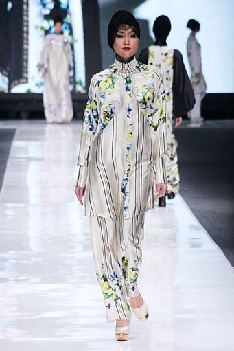 Itang Yunasz. Jakarta Fashion Week 2013 at Plaza Senayan. Jakarta. [Foto: Mohammad Abduh/Wolipop]