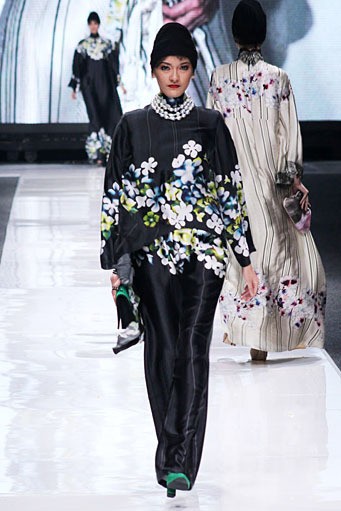 Itang Yunasz. Jakarta Fashion Week 2013 at Plaza Senayan. Jakarta. [Foto: Mohammad Abduh/Wolipop]