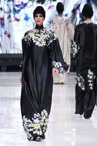 Itang Yunasz. Jakarta Fashion Week 2013 at Plaza Senayan. Jakarta. [Foto: Mohammad Abduh/Wolipop]