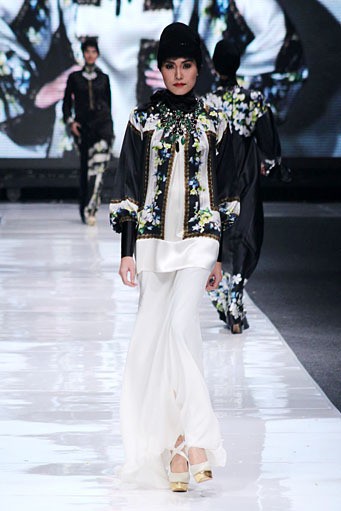 Itang Yunasz. Jakarta Fashion Week 2013 at Plaza Senayan. Jakarta. [Foto: Mohammad Abduh/Wolipop]