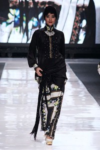 Itang Yunasz. Jakarta Fashion Week 2013 at Plaza Senayan. Jakarta. [Foto: Mohammad Abduh/Wolipop]