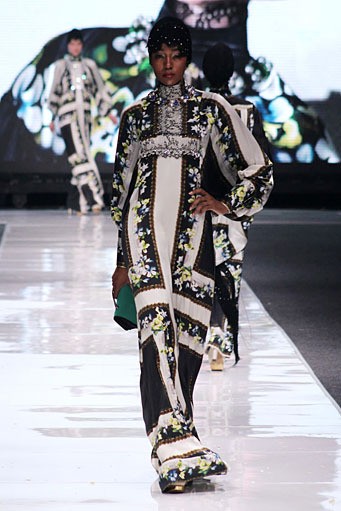 Itang Yunasz. Jakarta Fashion Week 2013 at Plaza Senayan. Jakarta. [Foto: Mohammad Abduh/Wolipop]