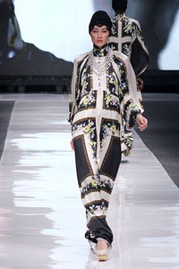 Itang Yunasz. Jakarta Fashion Week 2013 at Plaza Senayan. Jakarta. [Foto: Mohammad Abduh/Wolipop]