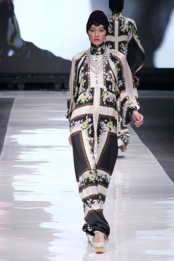Itang Yunasz. Jakarta Fashion Week 2013 at Plaza Senayan. Jakarta. [Foto: Mohammad Abduh/Wolipop]