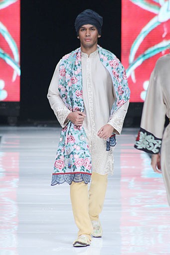 Ronald V. Gaghana Elements. Jakarta Fashion Week 2013 at Plaza Senayan. Jakarta. [Foto: Mohammad Abduh/Wolipop]