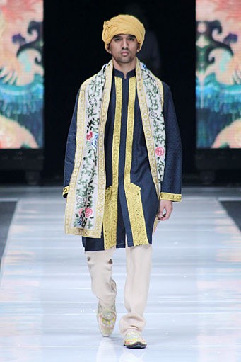 Ronald V. Gaghana Elements. Jakarta Fashion Week 2013 at Plaza Senayan. Jakarta. [Foto: Mohammad Abduh/Wolipop]