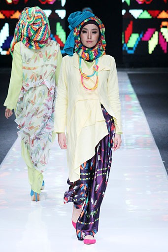 Jeny Tjahyawati Puzzle In Colour. Jakarta Fashion Week 2013 at Plaza Senayan. Jakarta. [Foto: Mohammad Abduh/Wolipop]
