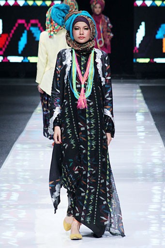 Jeny Tjahyawati Puzzle In Colour. Jakarta Fashion Week 2013 at Plaza Senayan. Jakarta. [Foto: Mohammad Abduh/Wolipop]