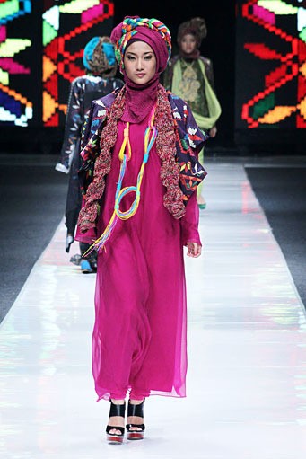 Jeny Tjahyawati Puzzle In Colour. Jakarta Fashion Week 2013 at Plaza Senayan. Jakarta. [Foto: Mohammad Abduh/Wolipop]