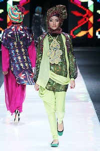 Jeny Tjahyawati Puzzle In Colour. Jakarta Fashion Week 2013 at Plaza Senayan. Jakarta. [Foto: Mohammad Abduh/Wolipop]