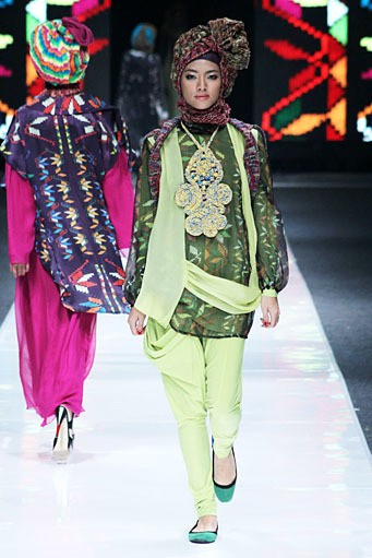 Jeny Tjahyawati Puzzle In Colour. Jakarta Fashion Week 2013 at Plaza Senayan. Jakarta. [Foto: Mohammad Abduh/Wolipop]