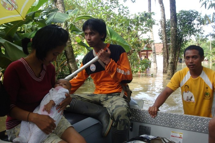 Banjir Cilacap, Tim SAR Evakuasi Nenek dan Bayi